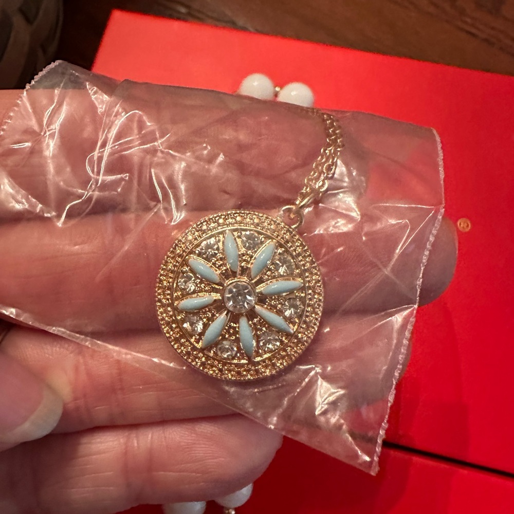 Park Lane Classic White Necklace with gold coordinating chain & pendant - Picture 4 of 5